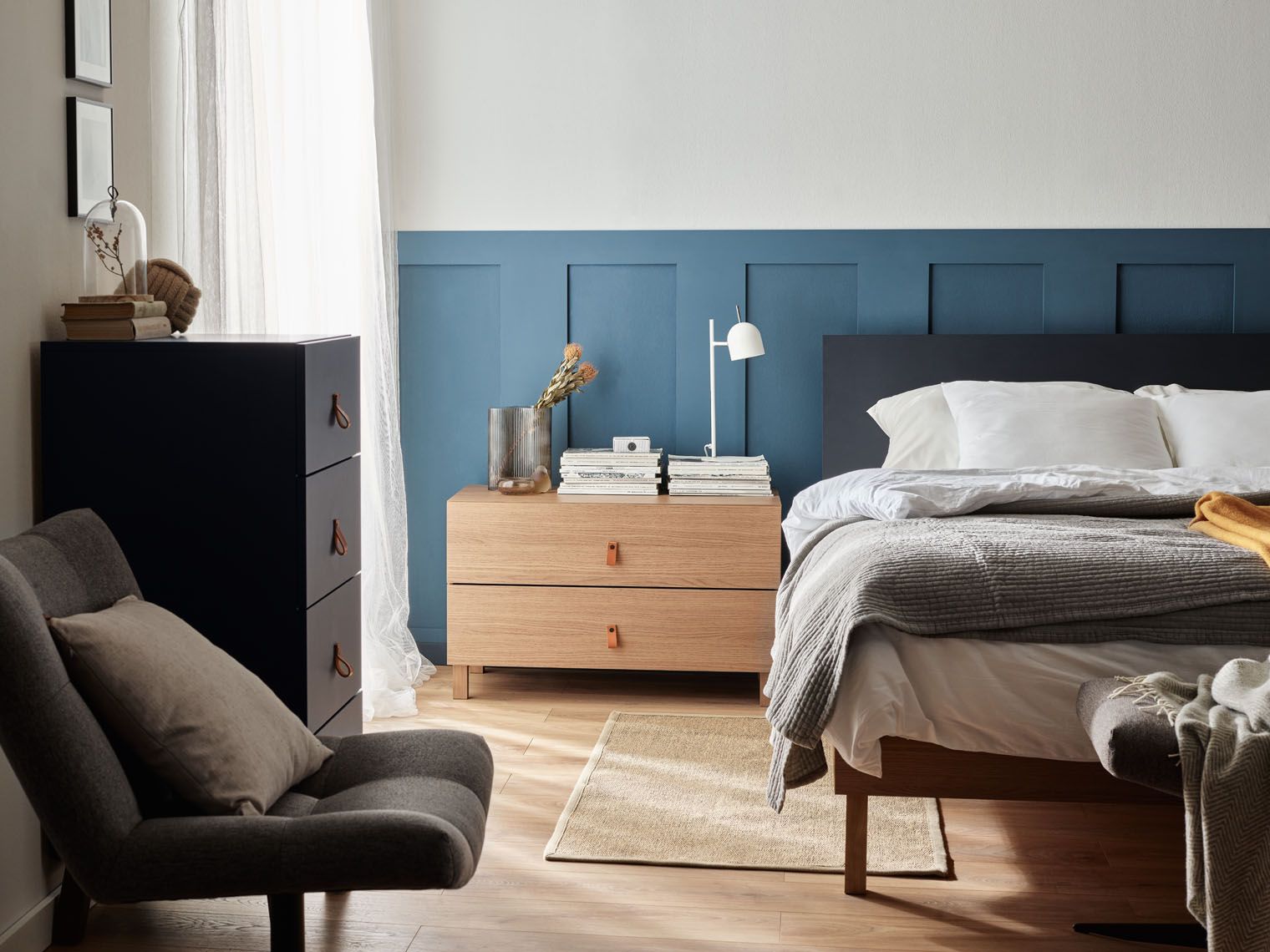 Sypialnia z niebieską ścianą