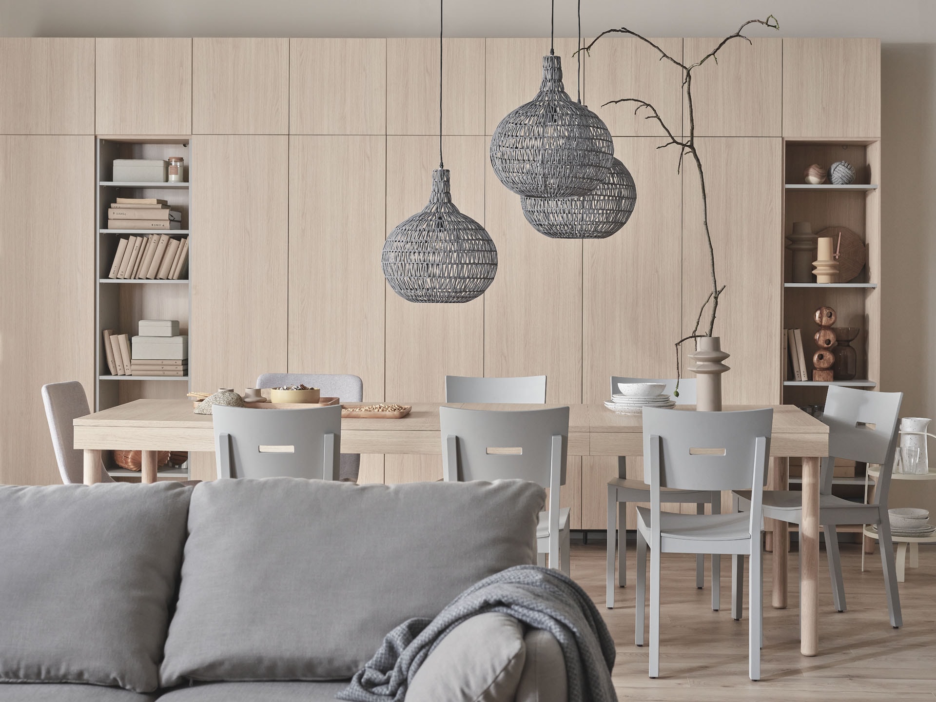 Zabudowa meblowa z szafą w salonie