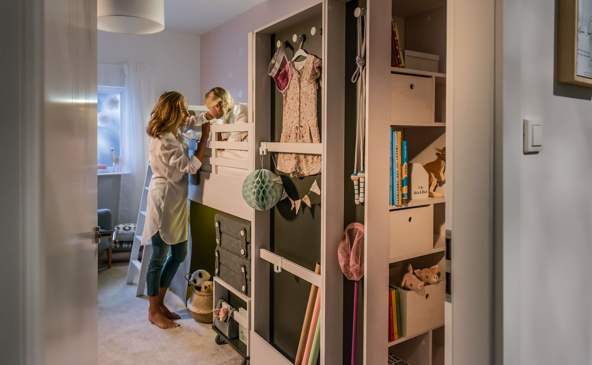 kobieta otula dziecko przed snem