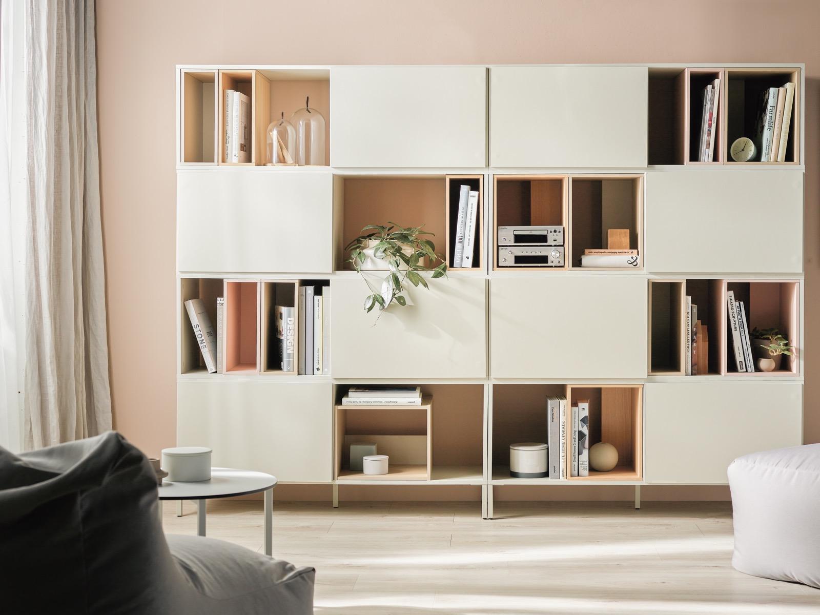 pastelowy regał w salonie