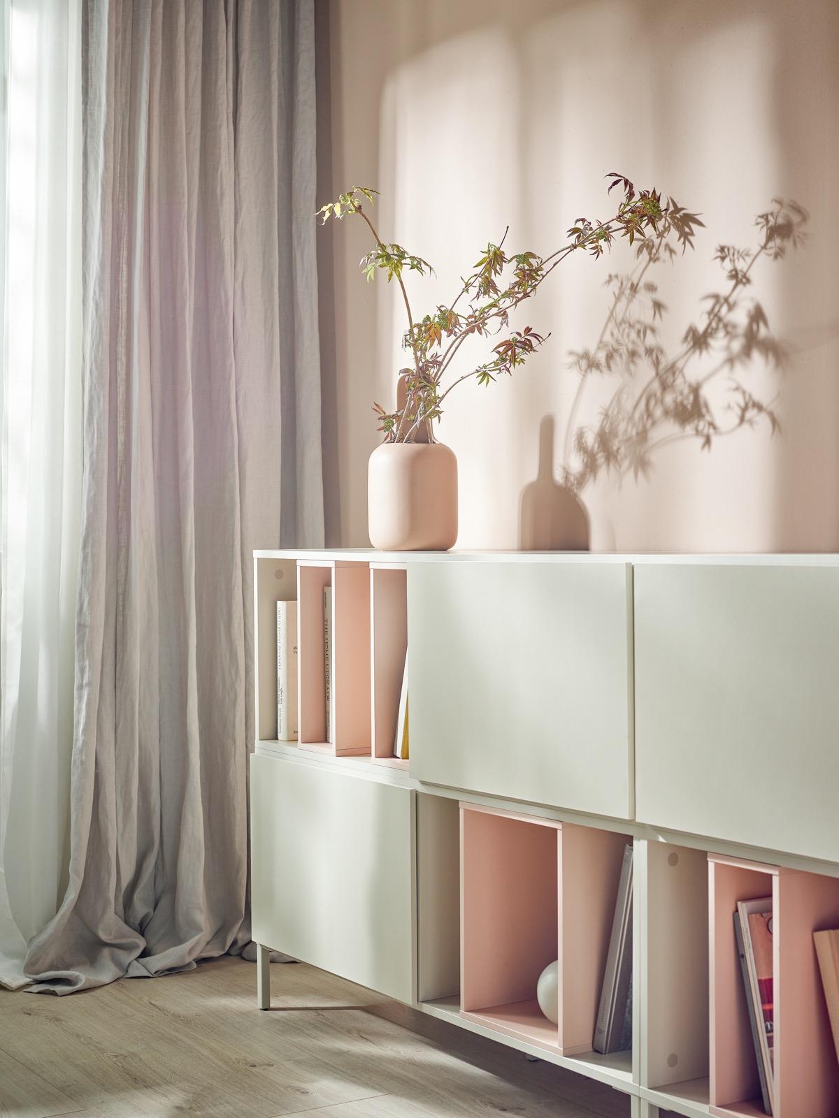 Minimalistyczna komoda dopasowana do wnętrza.