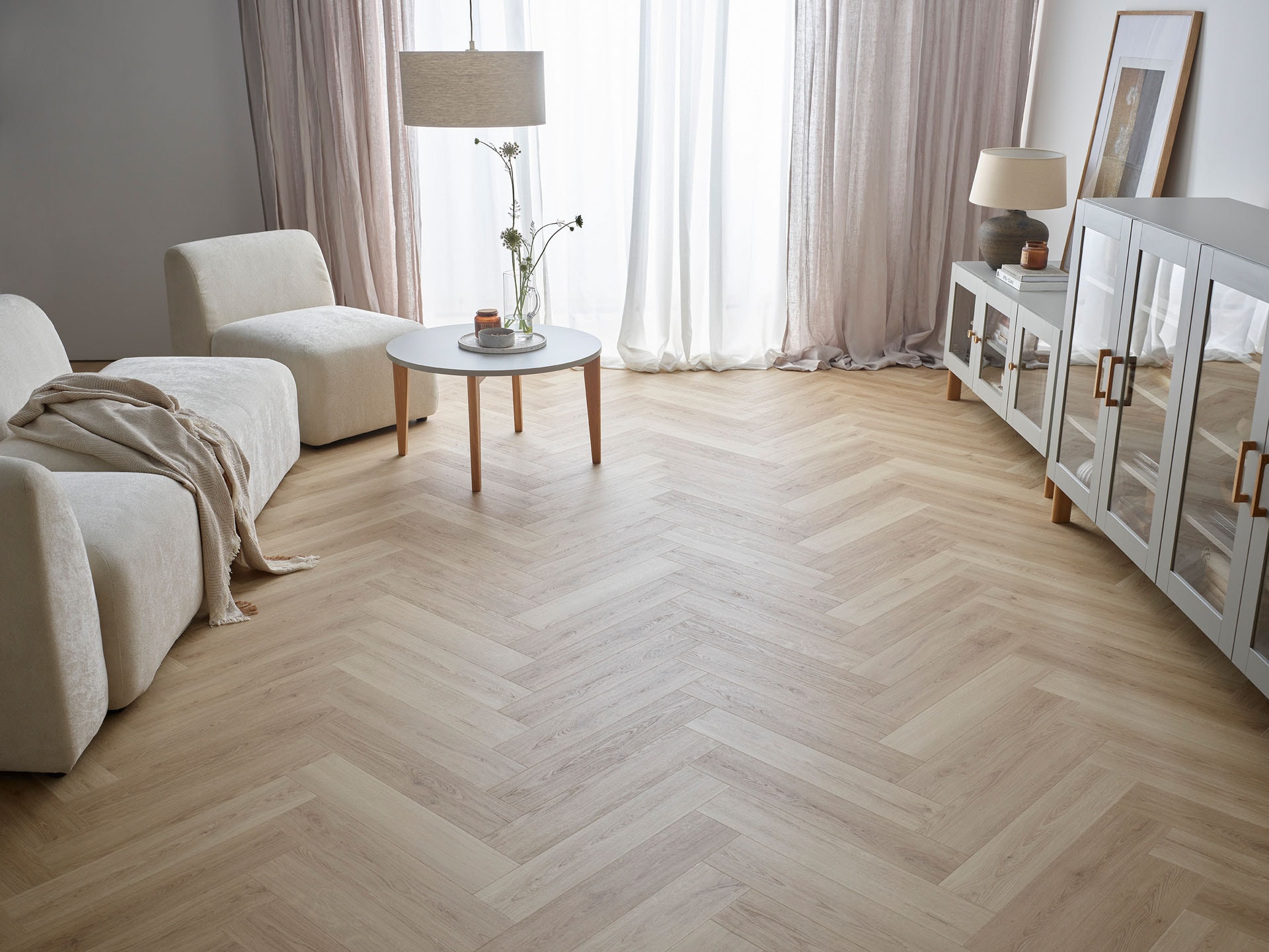 Podłoga w jodełkę – inspiracje do salonu i innych wnętrz