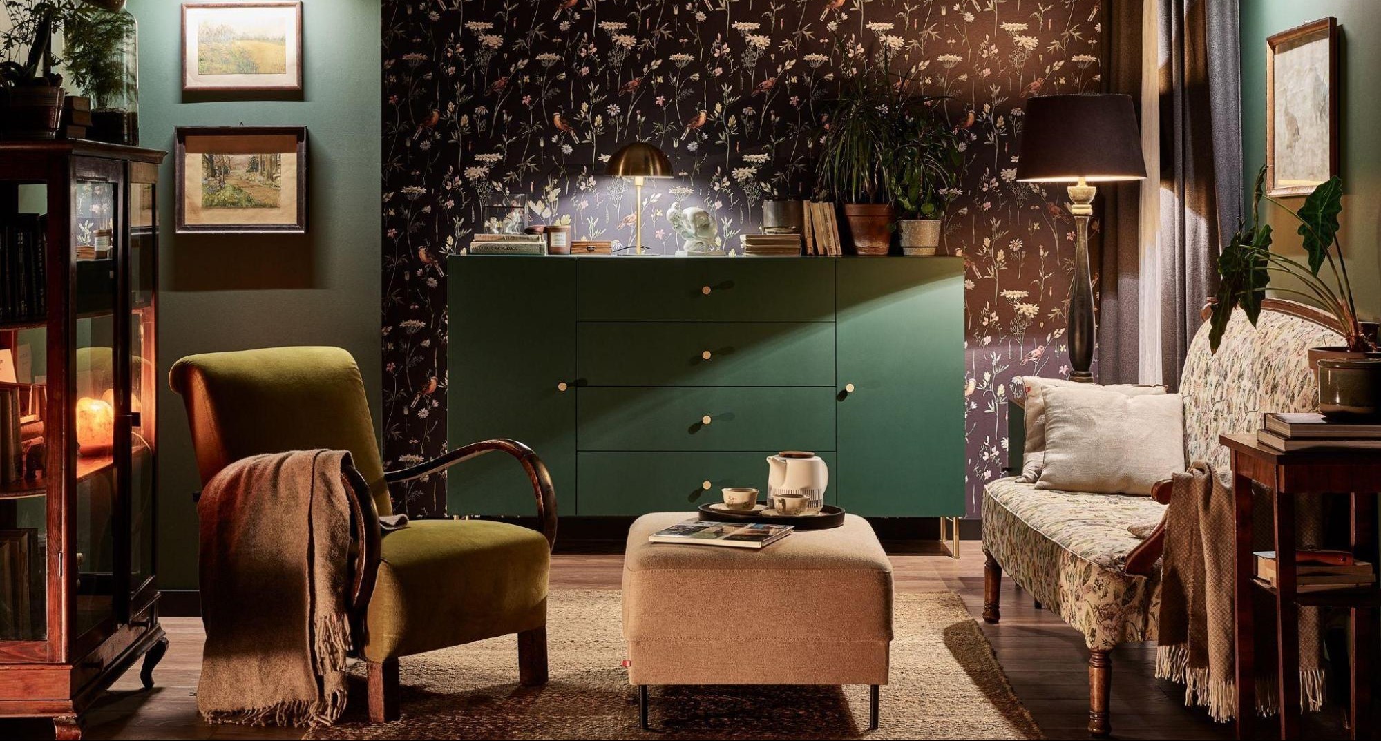 nowoczesny salon ze starymi meblami