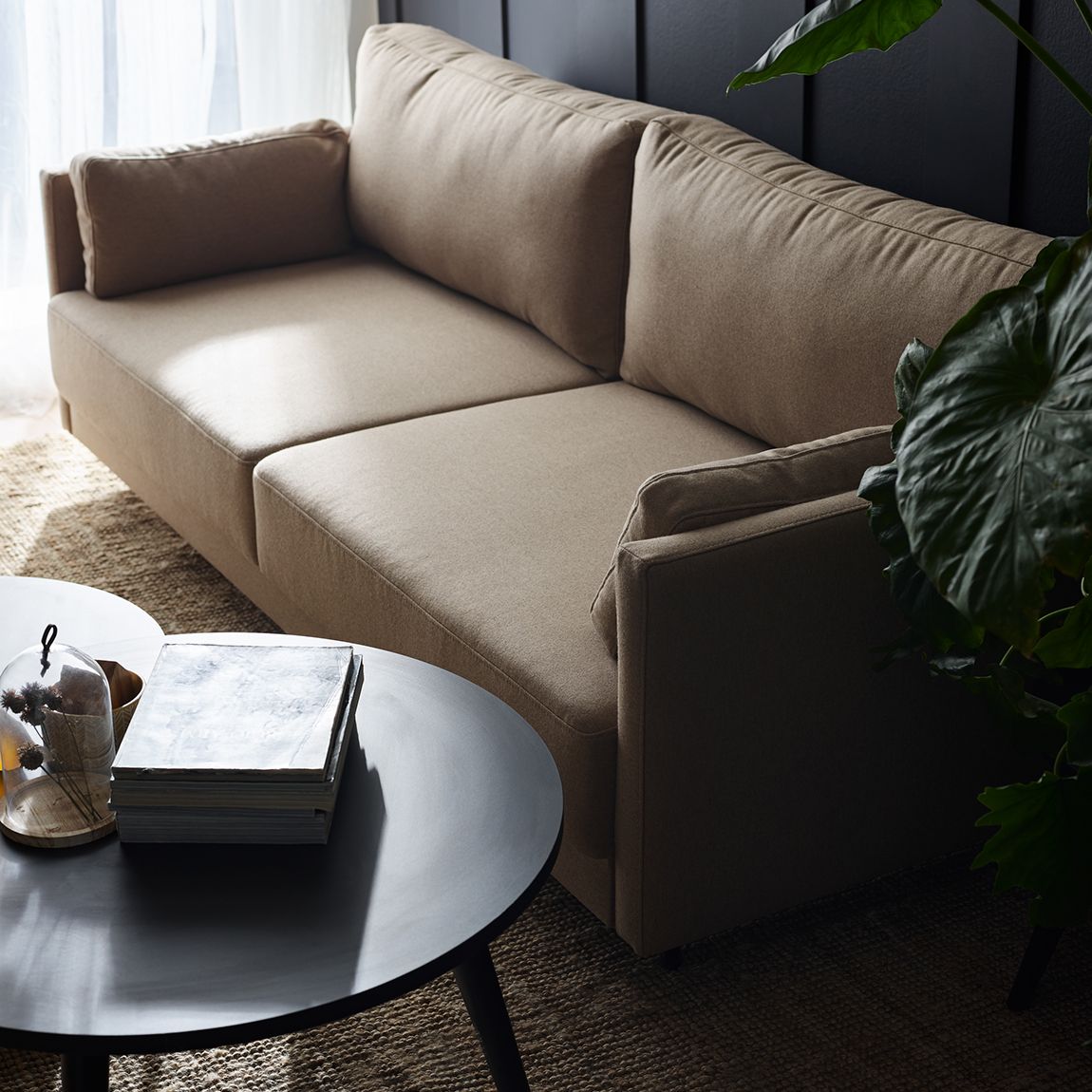 wygodna sofa w pokoju dziennym