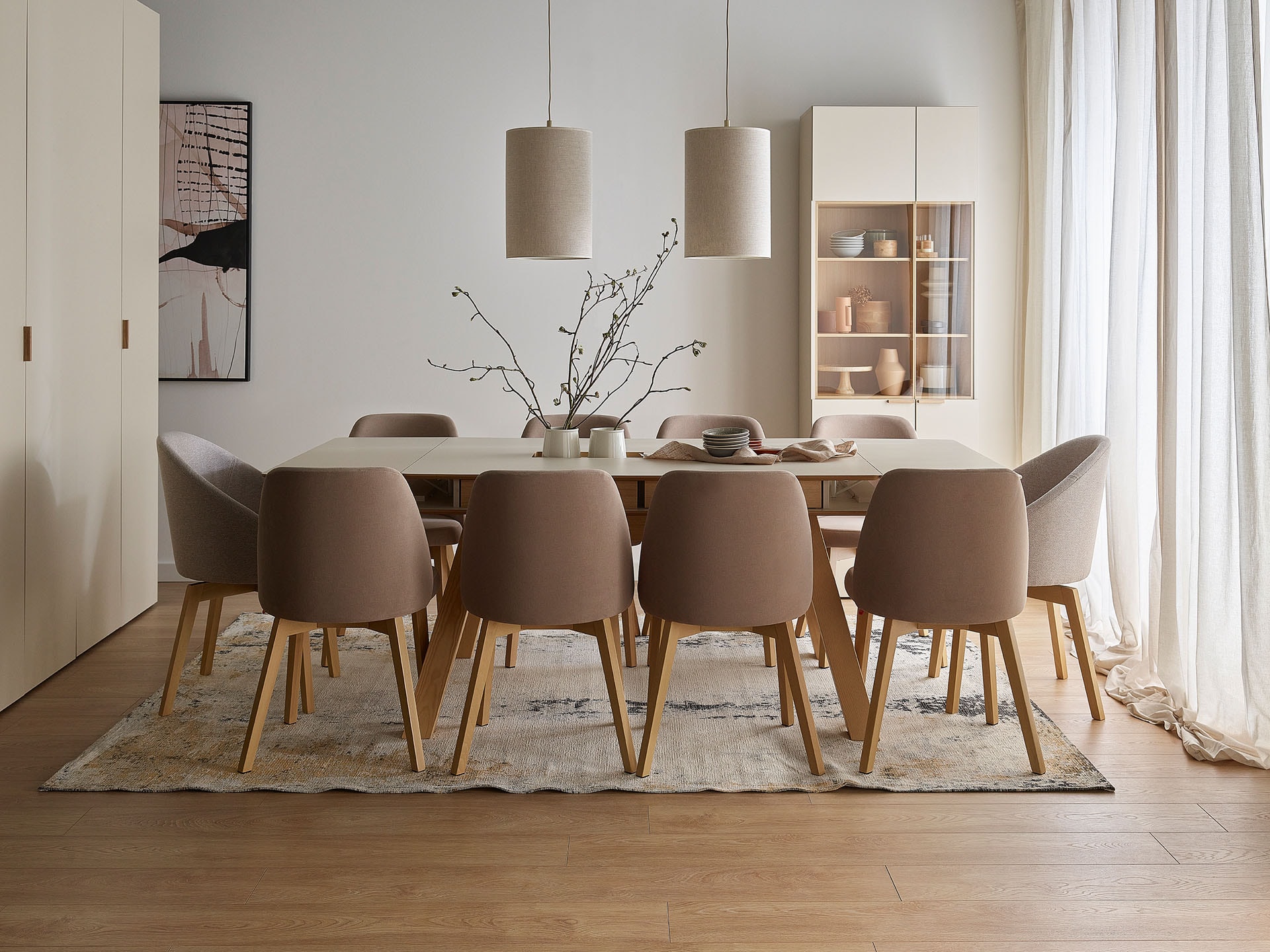 Krzesła utrzymane w tej samej stylistyce, ale w różnych kolorach – jadalnia 