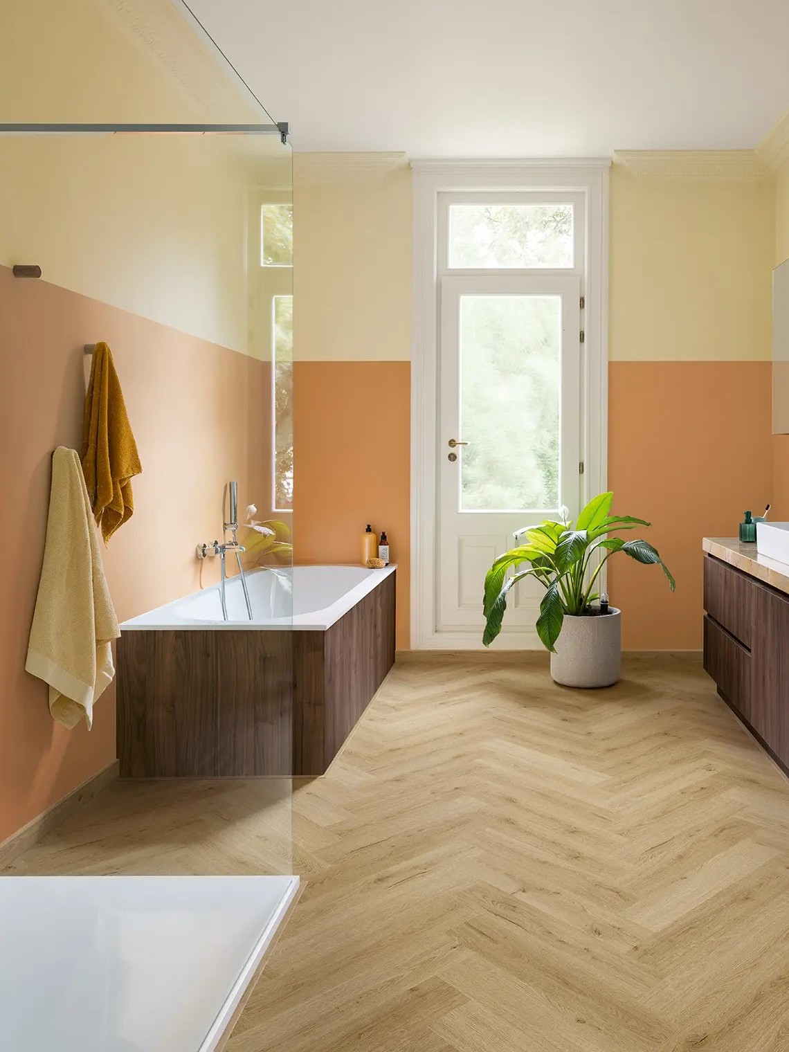 Podłoga winylowa Quick Step Ciro ze zintegrowanym podkładem Botaniczny Beż – jodełka w łazience