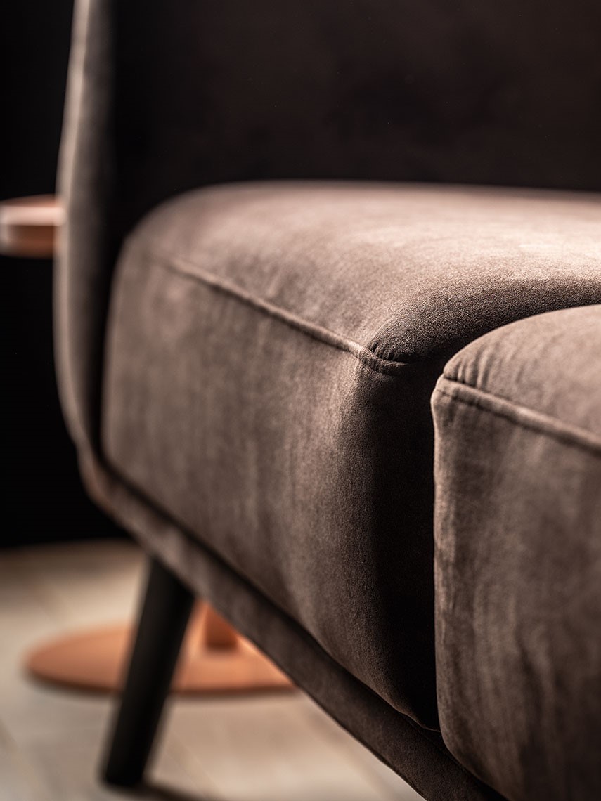 czekoladowa sofa do jesiennego wnętrza