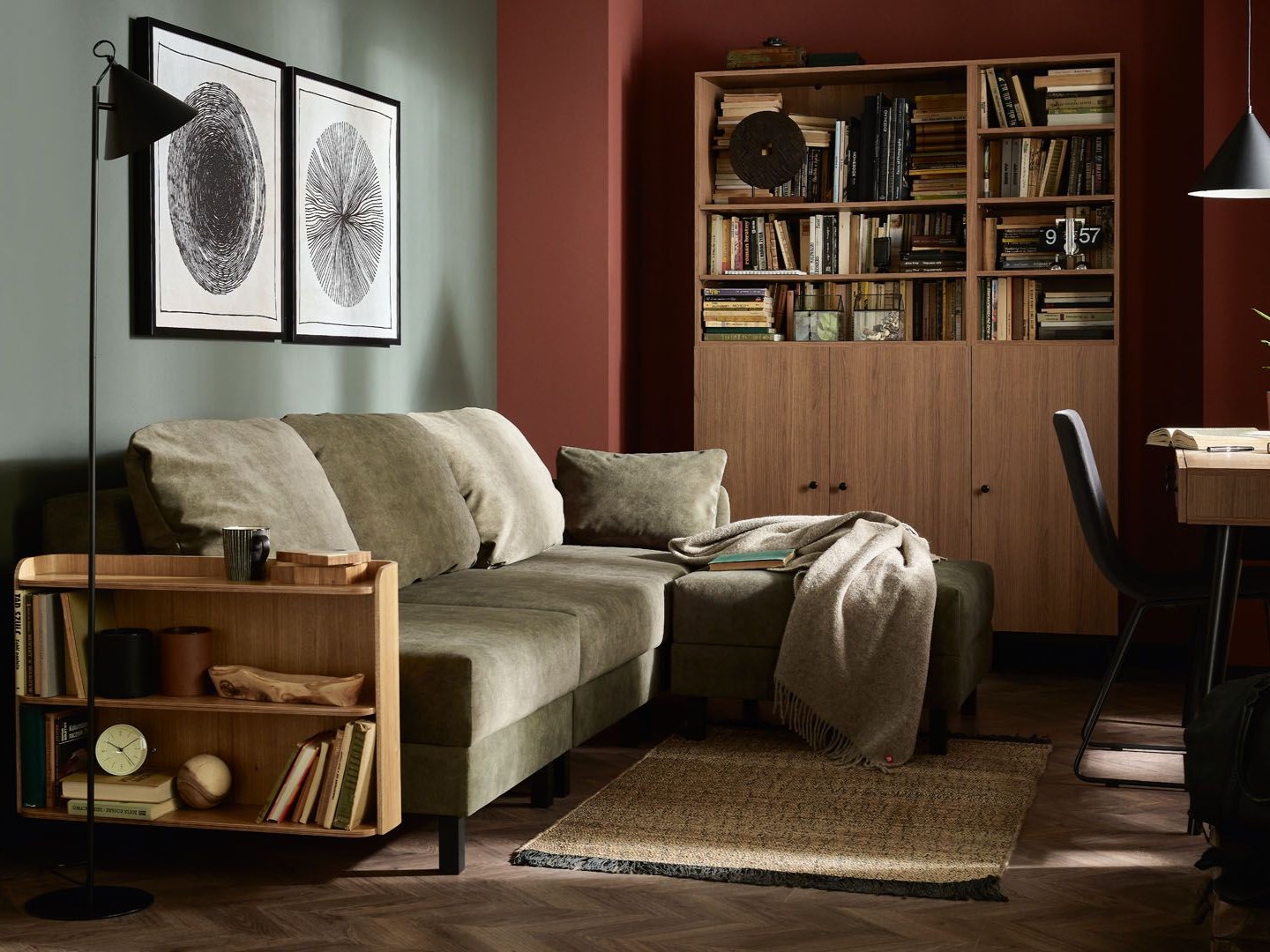 zaciemniony salon z atmosferą relaksu i spokoju