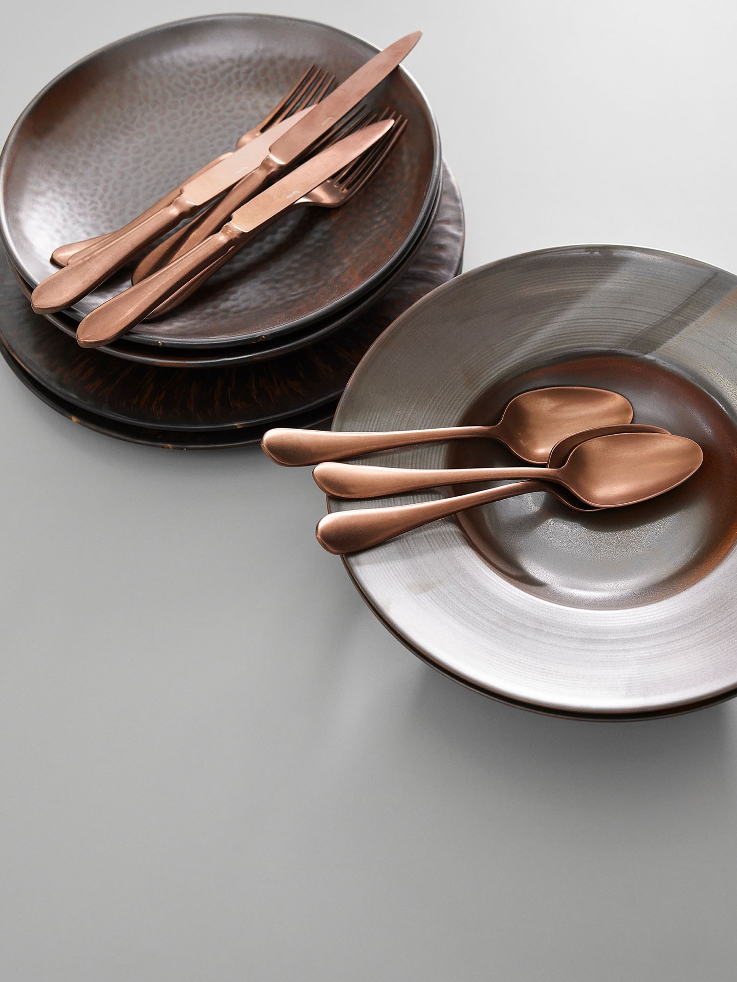 Elegancka zastawa w ciemnych kolorach