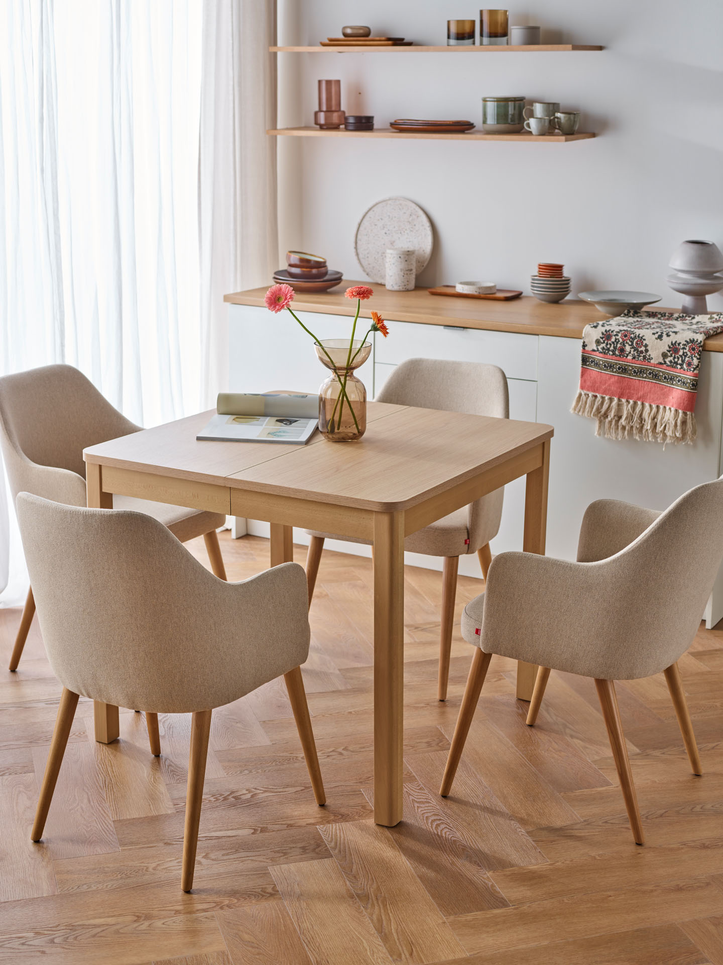 Jasne meble w salonie – stół z eleganckimi krzesłami