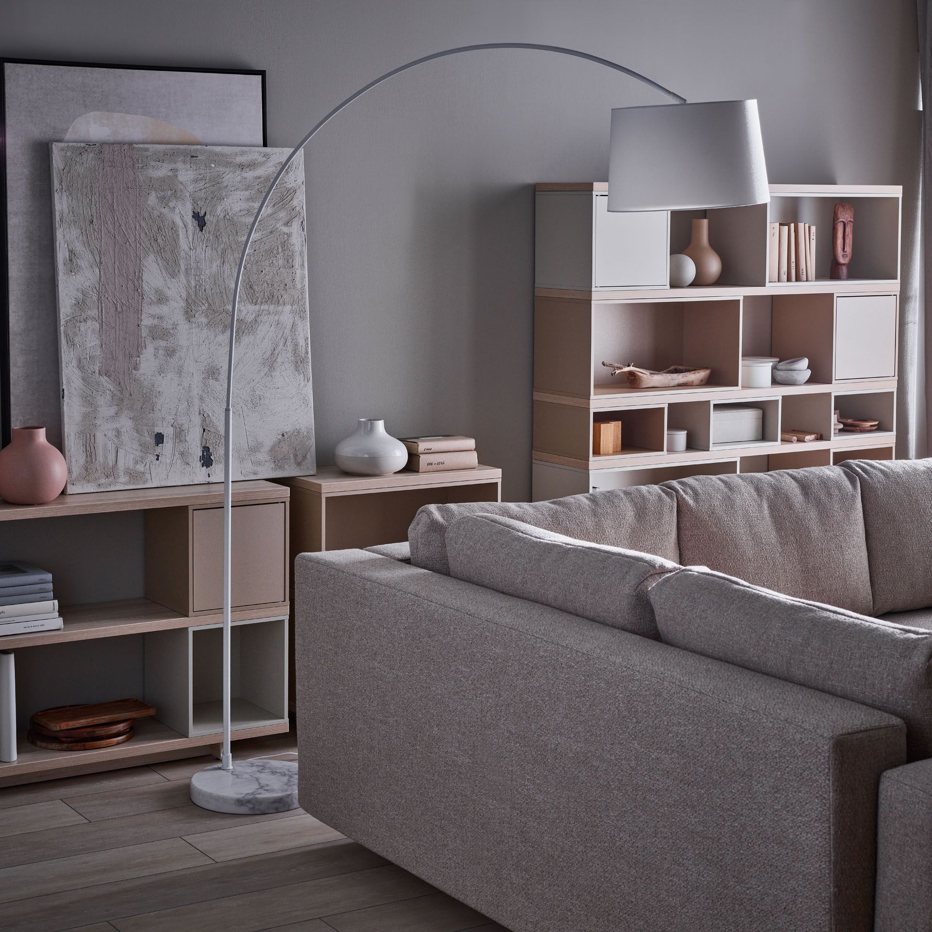 Jasny salon z beżową sofą i subtelnymi dekoracjami.
