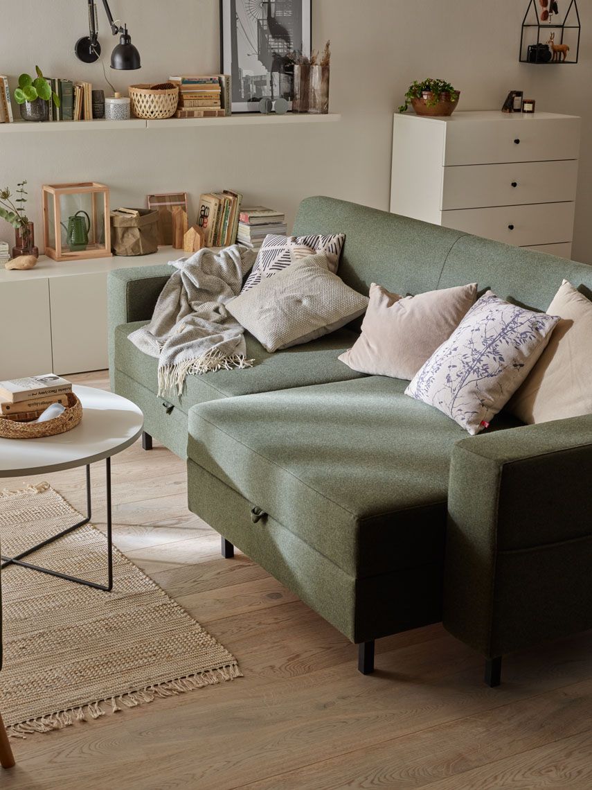 dwustronna sofa w przytulnym salonie