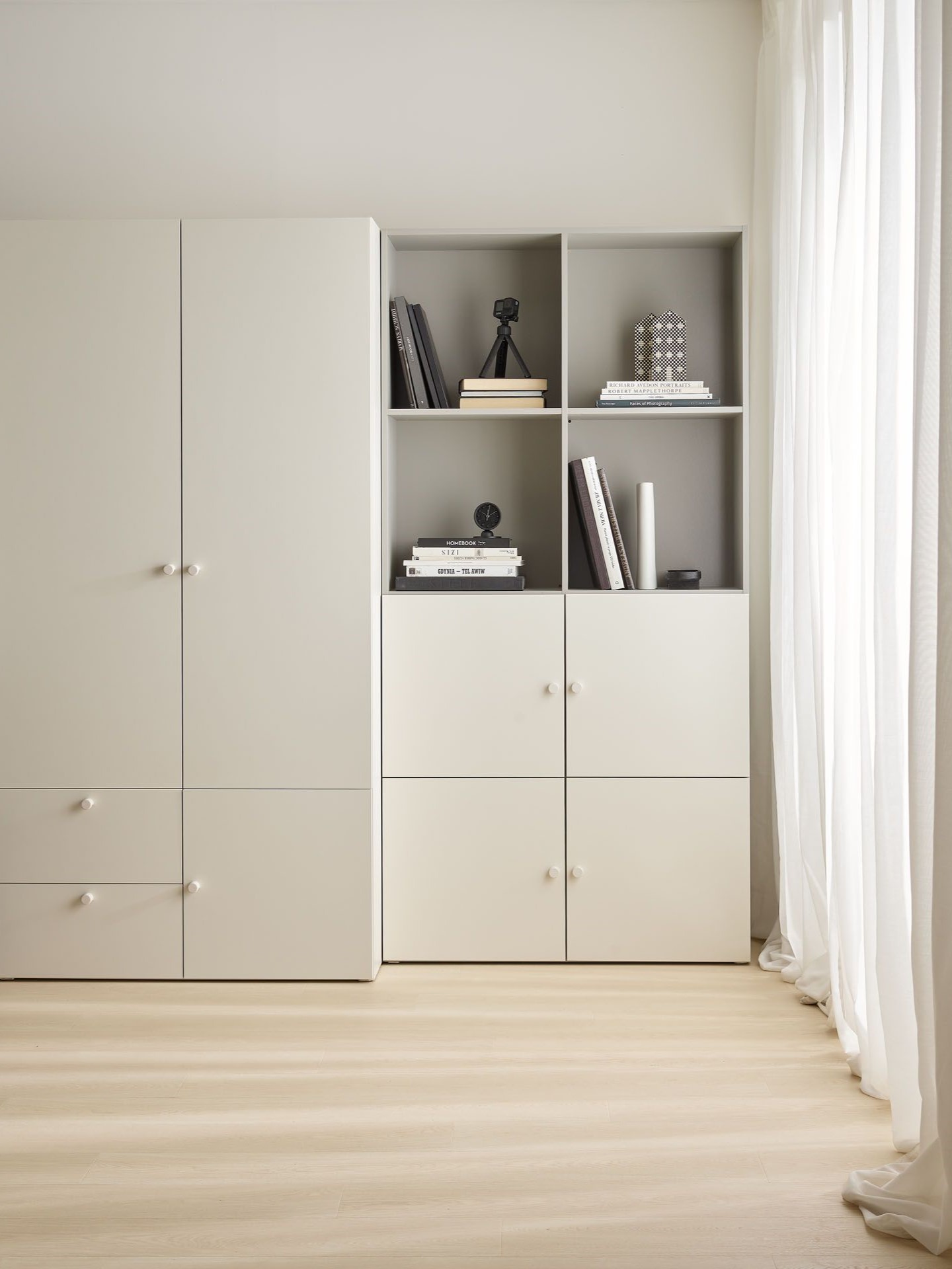 sypialnia z meblami w kolorze off-white