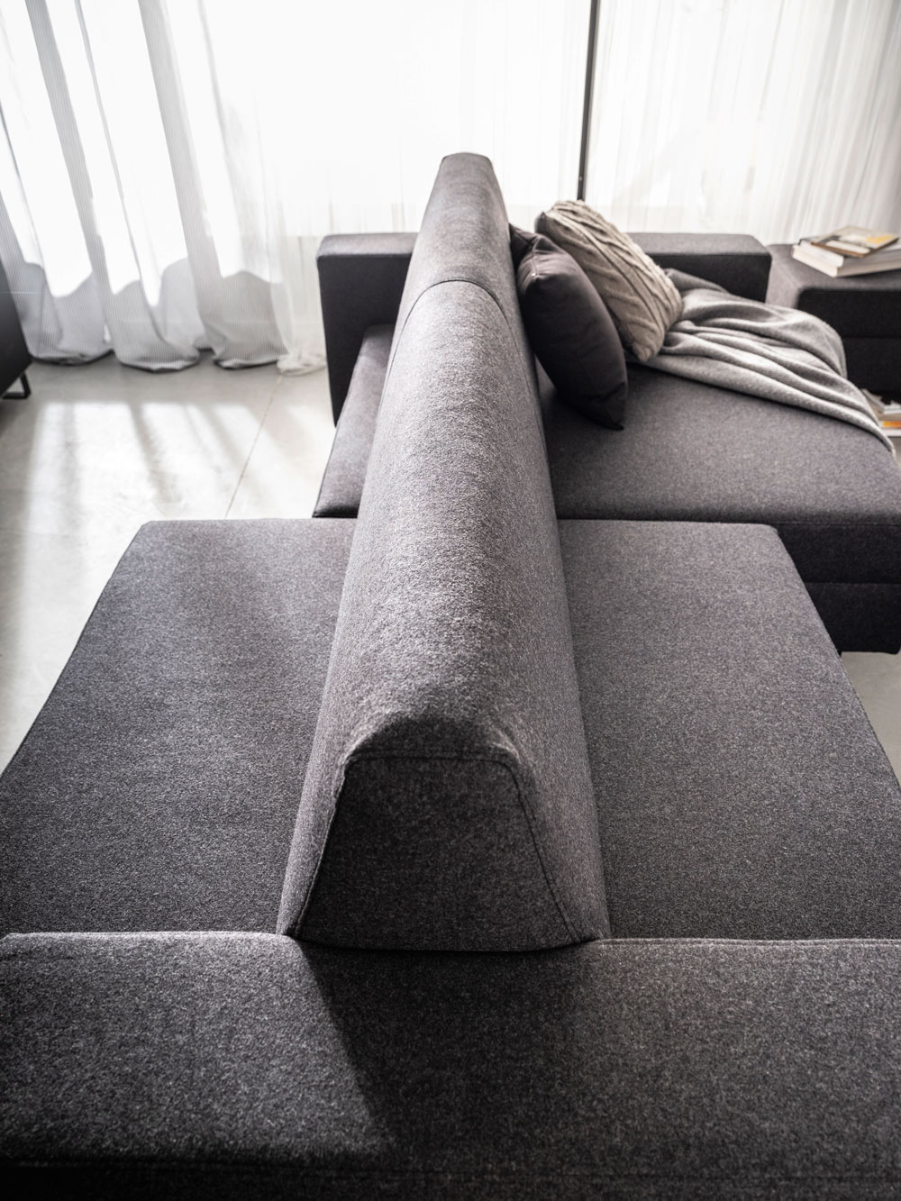 szara designerska sofa
