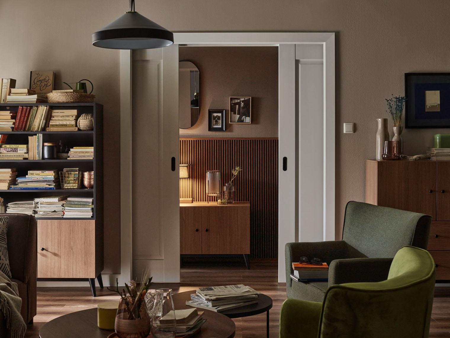 przytulny salon z zielonymi fotelami