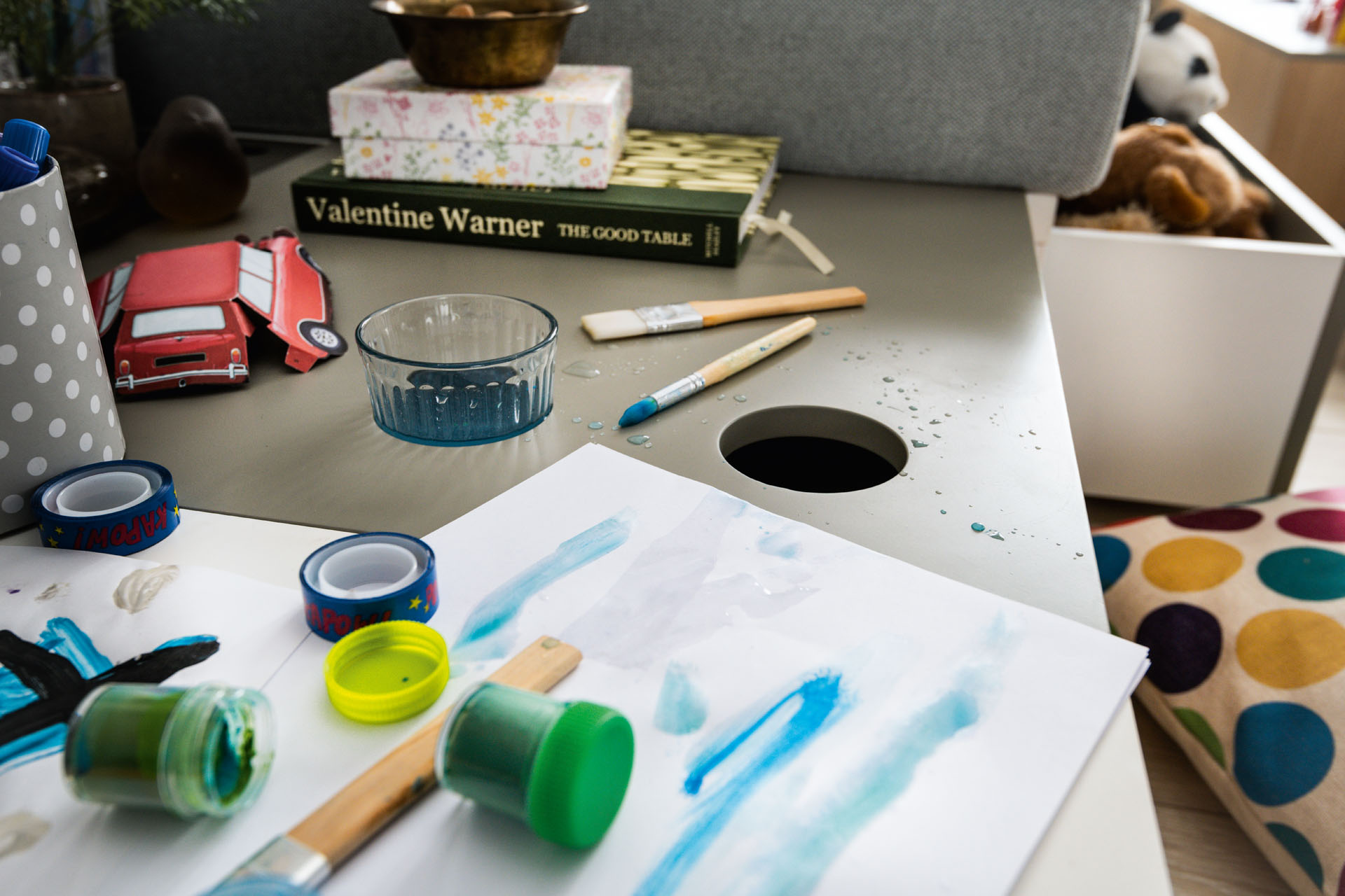 Przestrzeń do prac plastycznych dla dzieci w domowym zaciszu.