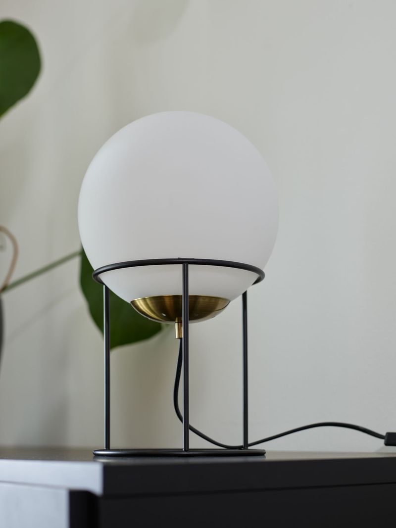 nowoczesna lampa na półce w salonie