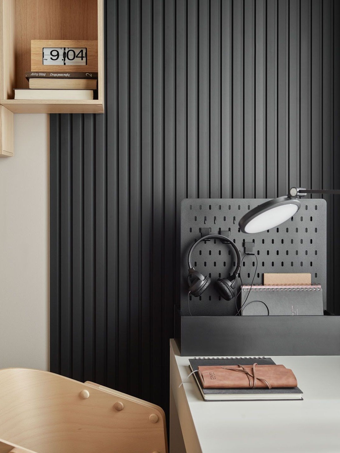 czarne panele lamelowe Linerio w strefie home office