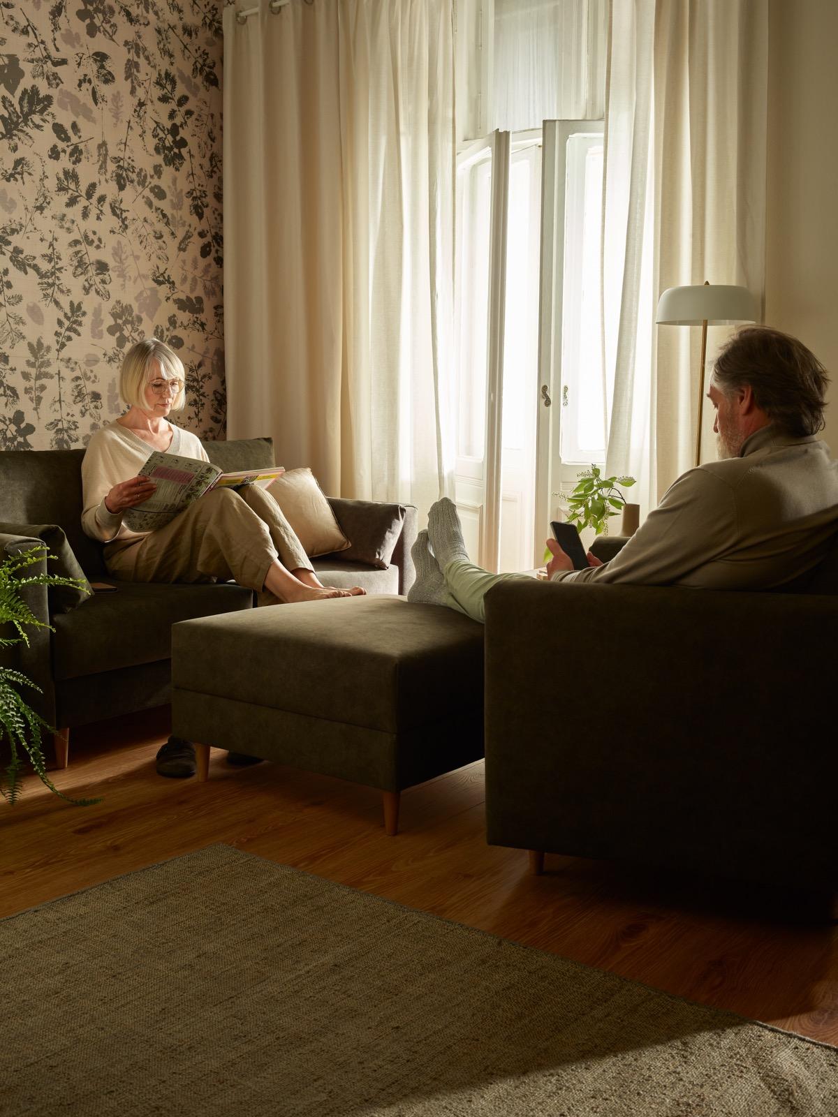 ciemnozielone sofy do przytulnego salonu