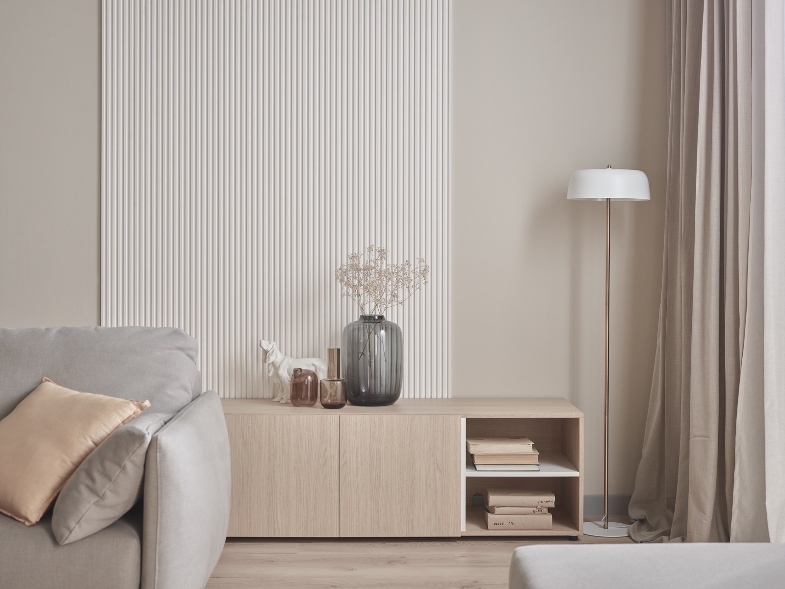 drewniany regał na ścianie z panelami