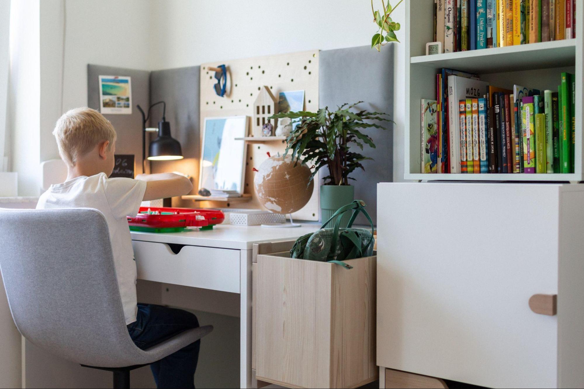 białe biurko dziecięce w jasnym pokoju
