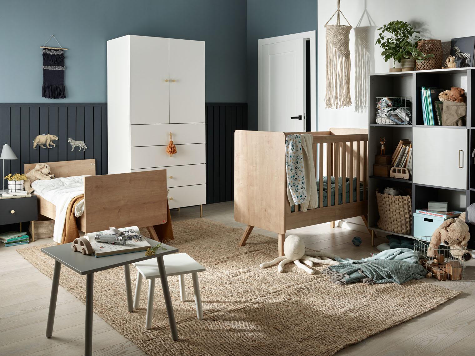przytulny pokój niemowlaka w kolorach bieli i dębu
