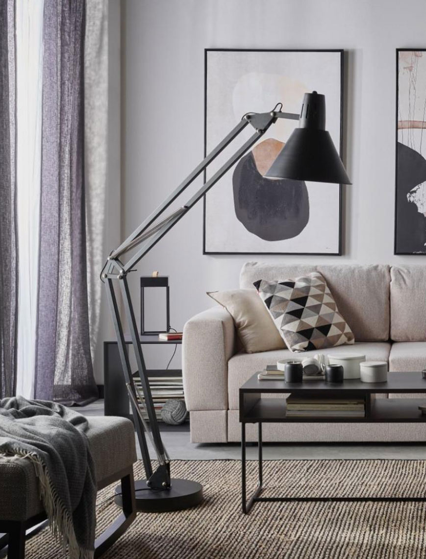 lampa podłogowa z regulowanym ramieniem