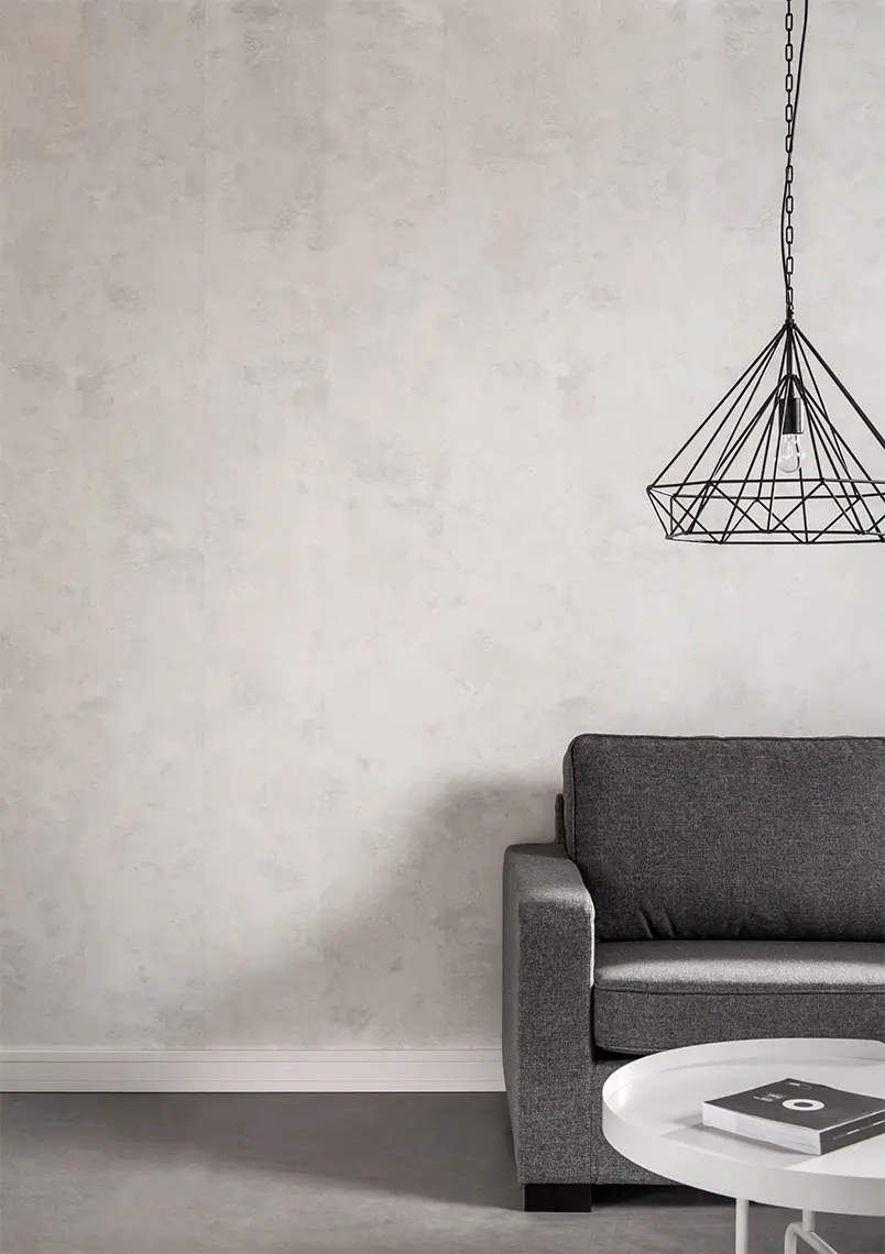 salon z betonową ścianą w odcieniach beżu