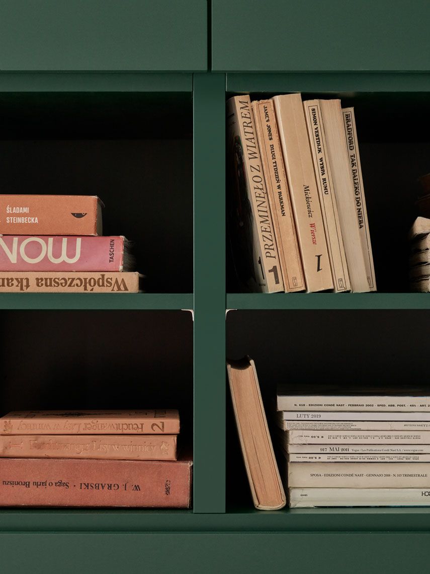 Zielona komoda z książkami i dodatkami w stylu vintage