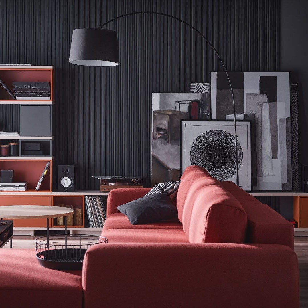 Czerwona sofa w nowoczesnym, ciemnym wnętrzu 