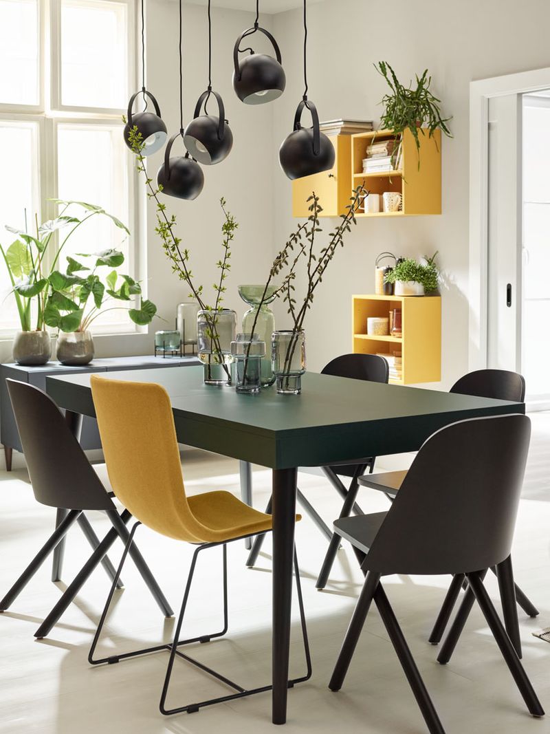 kilka metalowych lamp nad stołem