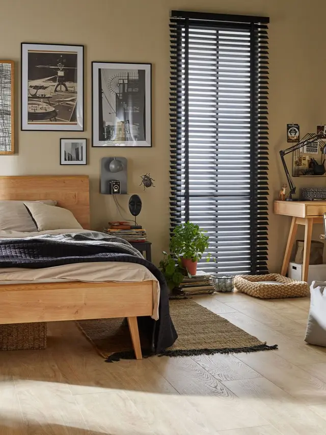 Sypialnia w stylu loftowym z dekoracyjną galerią