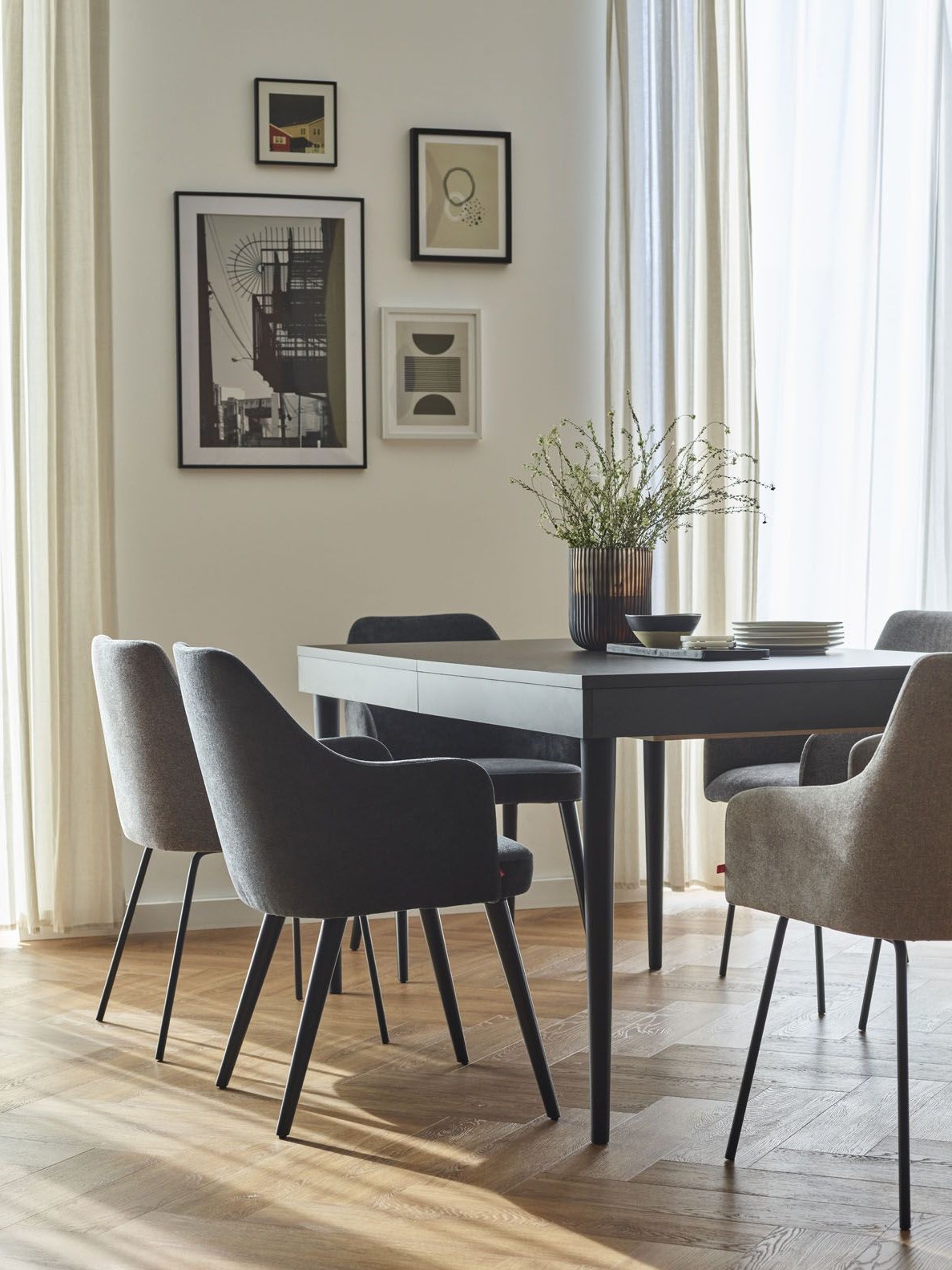 Elegancka jadalnia z małą galerią obrazów