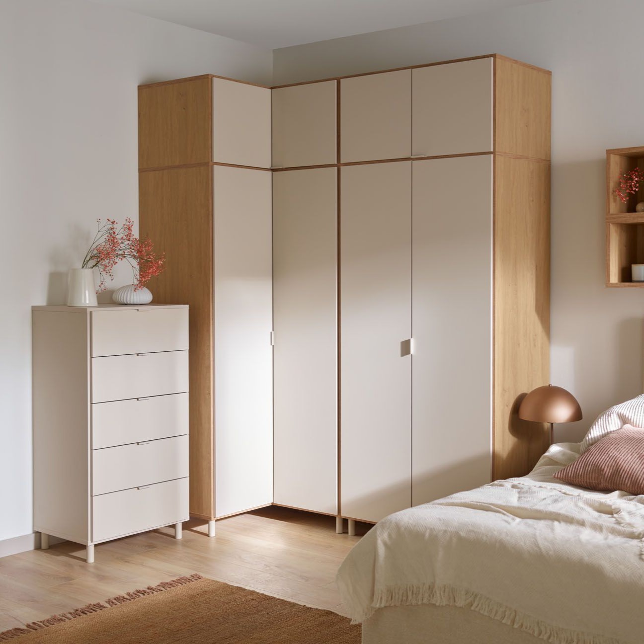 szafa Simple z nadstawką w małej sypialni