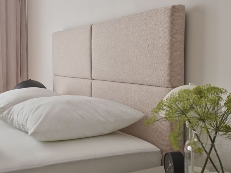 beżowe łóżko tapicerowane
