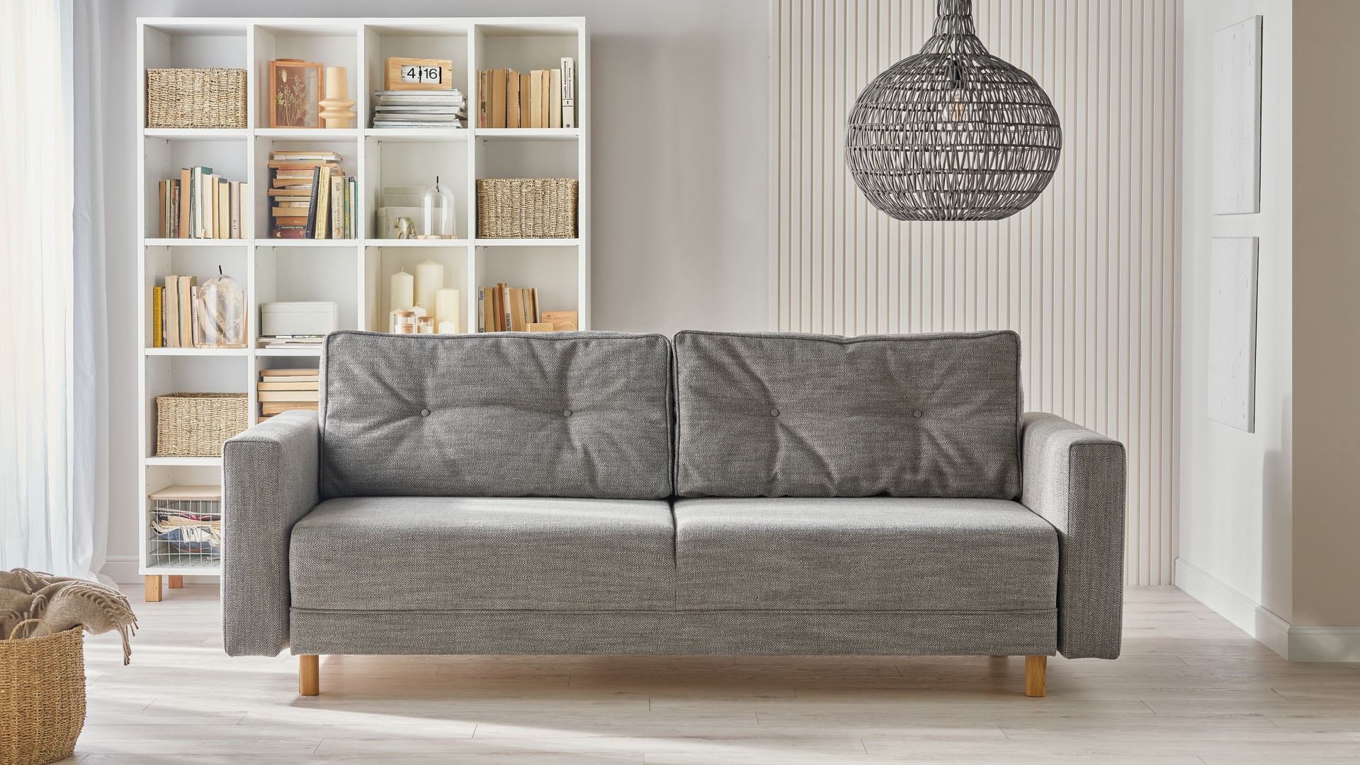  Elegancka pikowana sofa w popielatej tkaninie