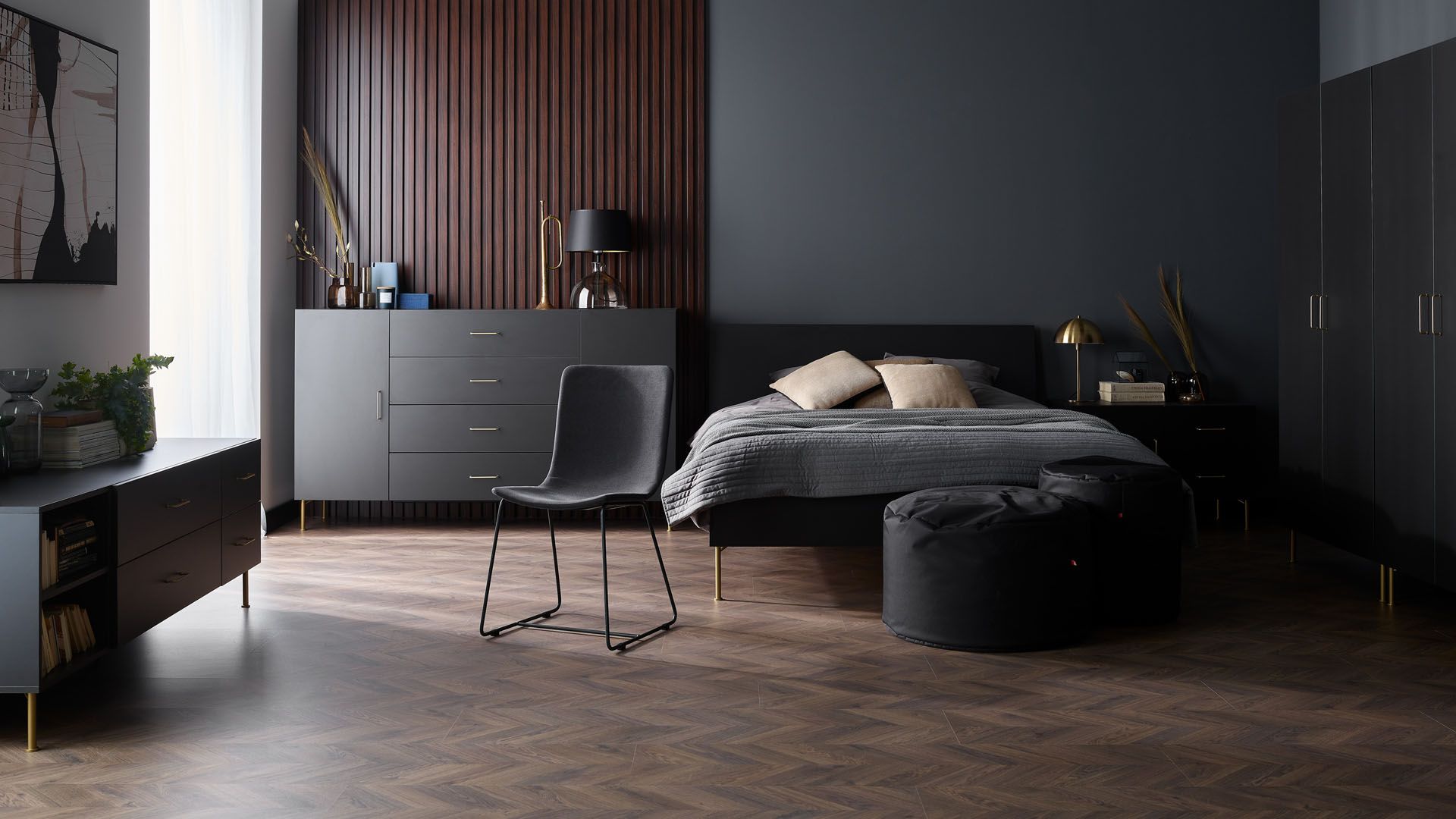 Elegancka sypialnia z ciemnymi meblami i złotymi dodatkami.