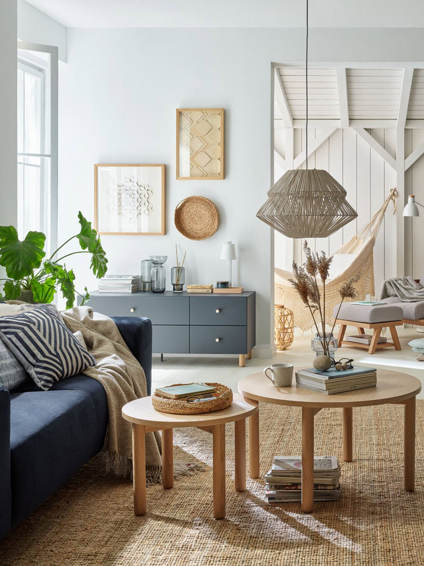 salon z dekoracjami z naturalnych materiałów