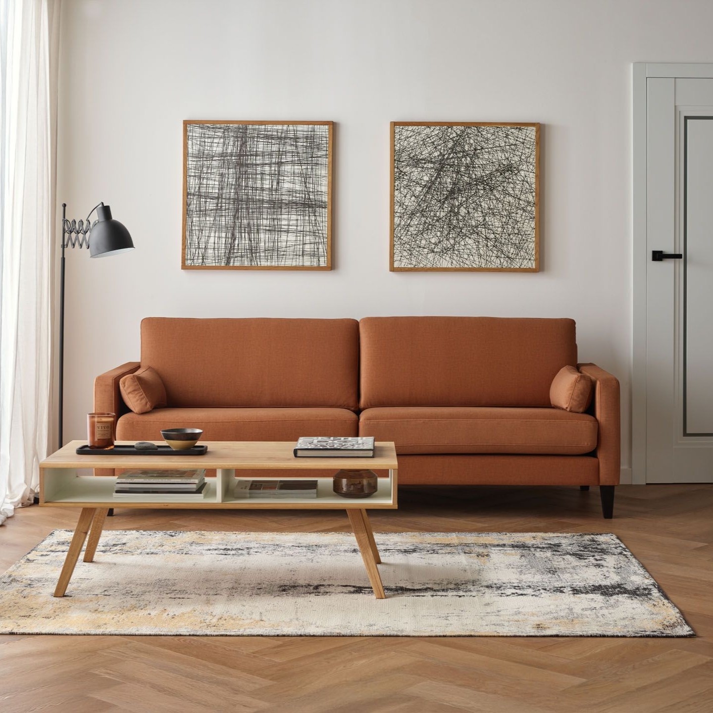 rdzawa sofa, drewniany stolik i puszysty dywan