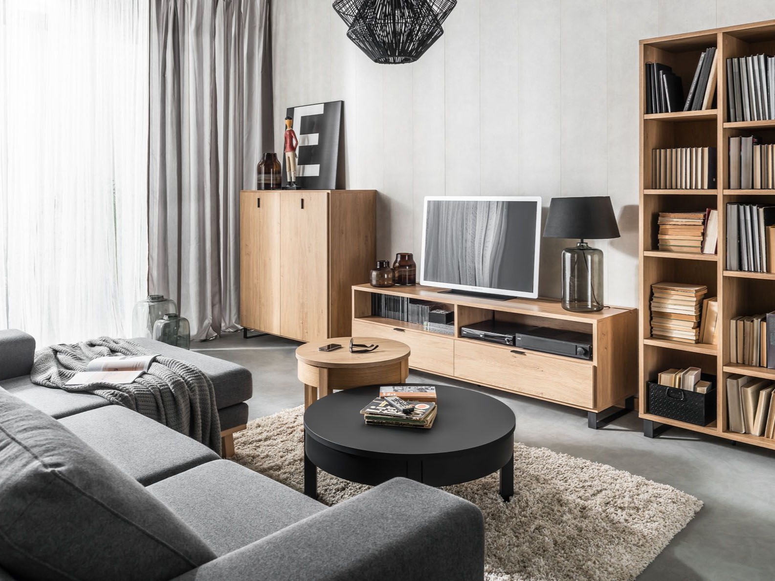 Nowoczesny salon z telewizorem i regałami z książkami