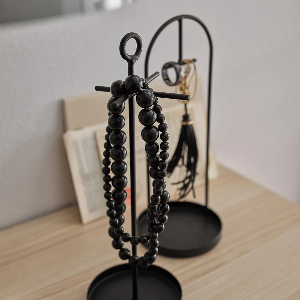 Minimalistyczny stojak na biżuterię – Czarny metalowy stojak na biżuterię