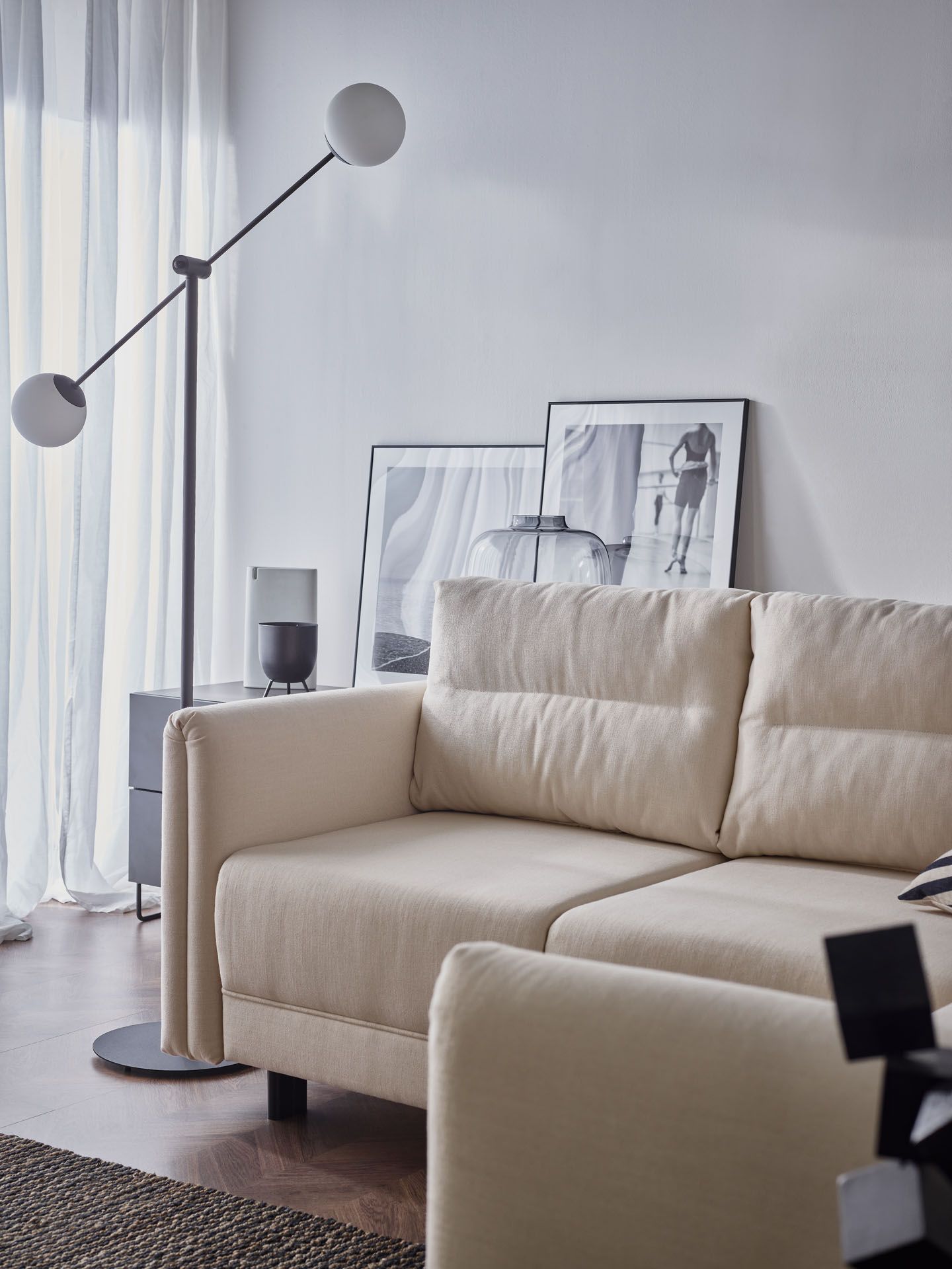 Beżowa sofa w jasnym, minimalistycznym salonie