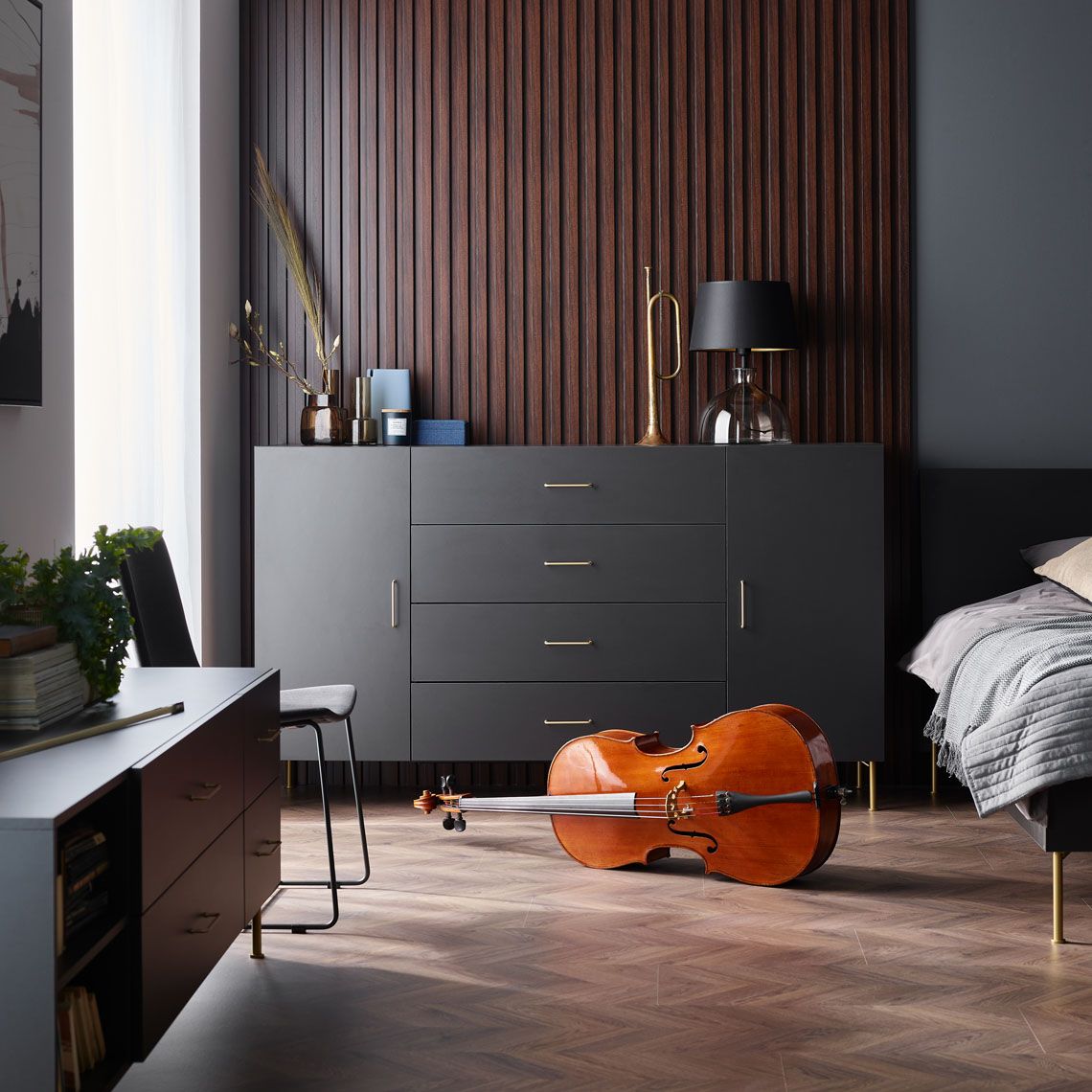  nowa komoda w klasycznym pomieszczeniu ze starymi instrumentami