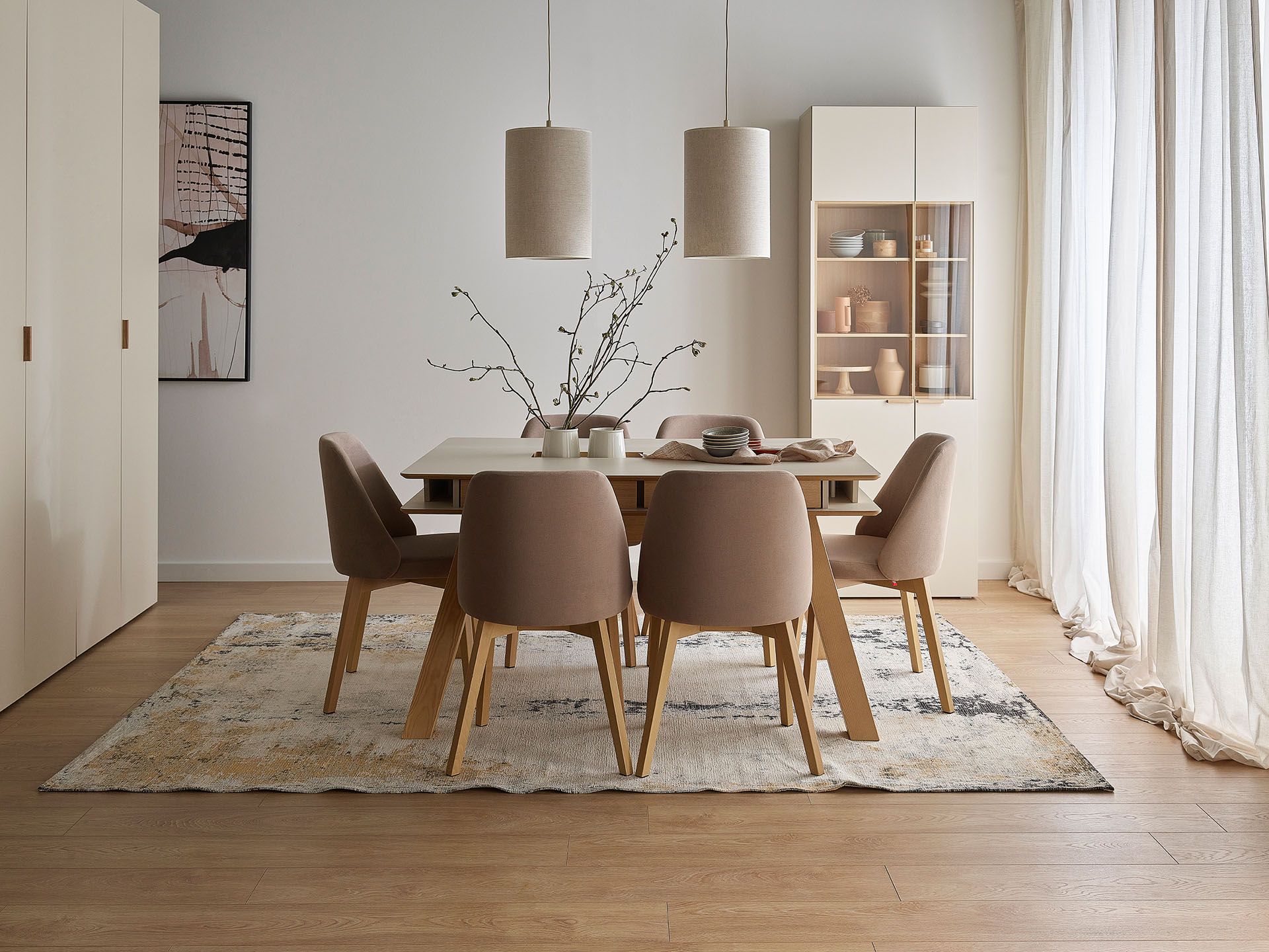 Barwy ziemi, jakie to kolory? Brązowe i beżowe meble