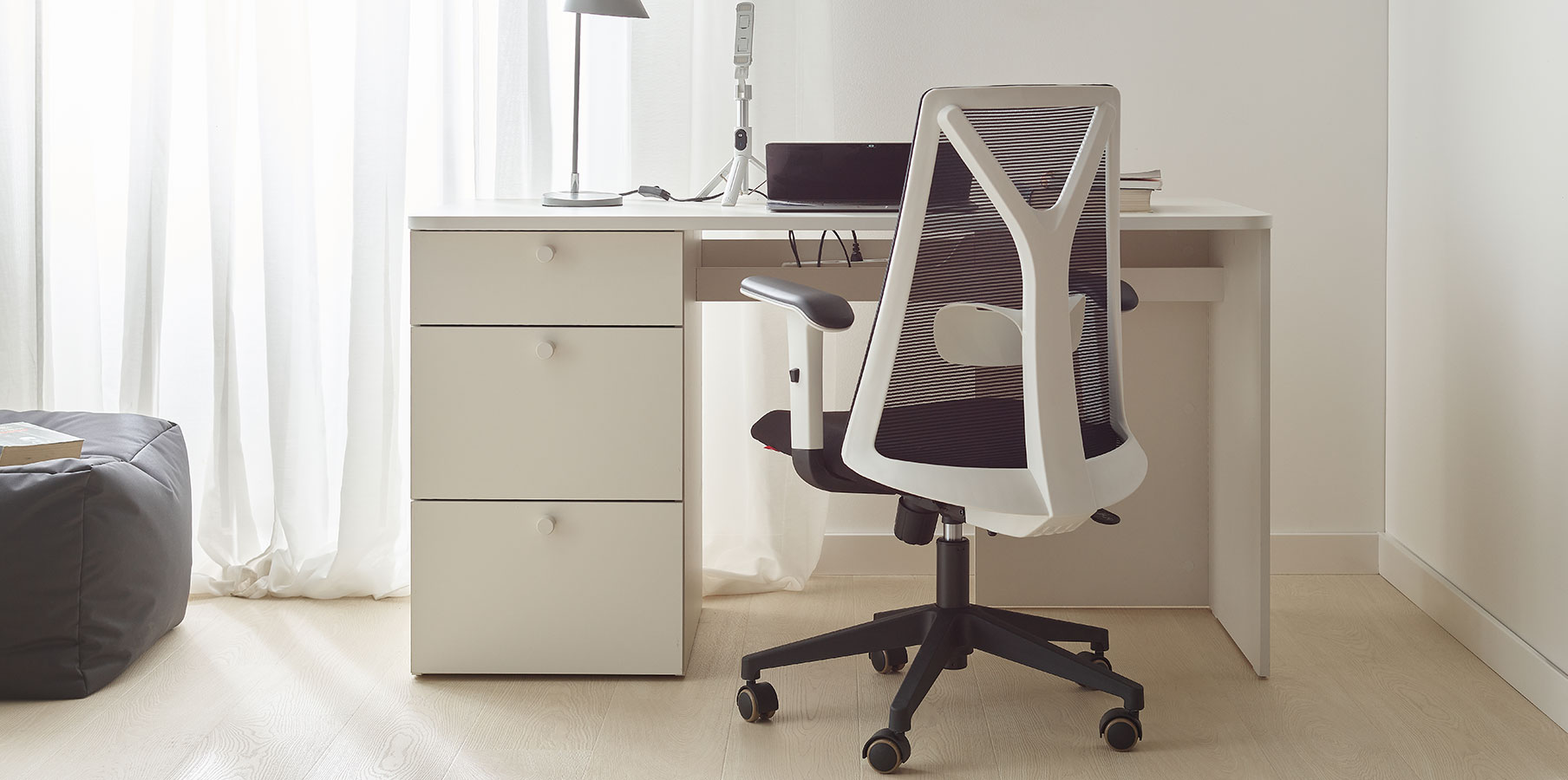 Nowoczesny fotel biurowy z ergonomicznym oparciem z siatki, idealny do domowego biura.