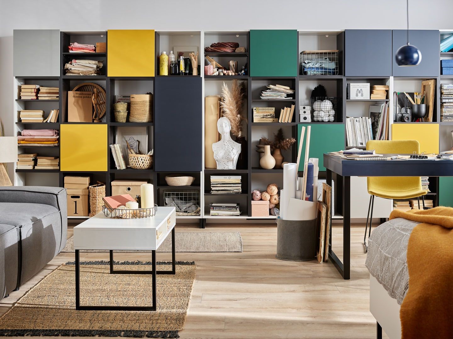 kolorowe fronty zabudowy w salonie