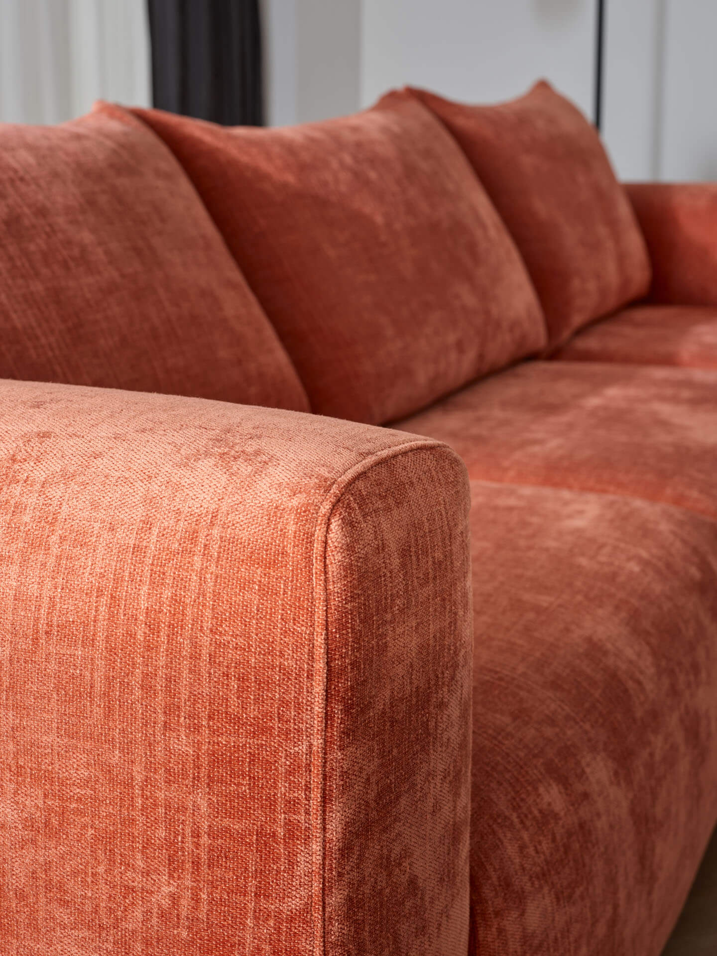 sofa w rudej tkaninie
