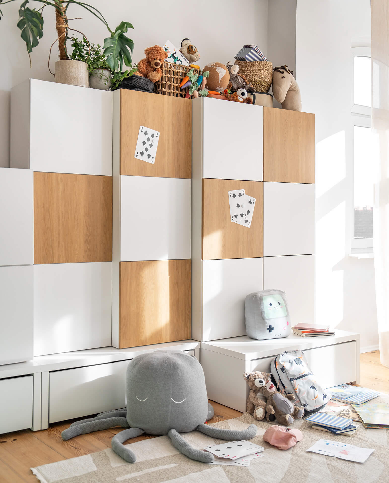 Szafa 2-drzwiowa z drążkiem i szufladami z podestem 106x95 Young