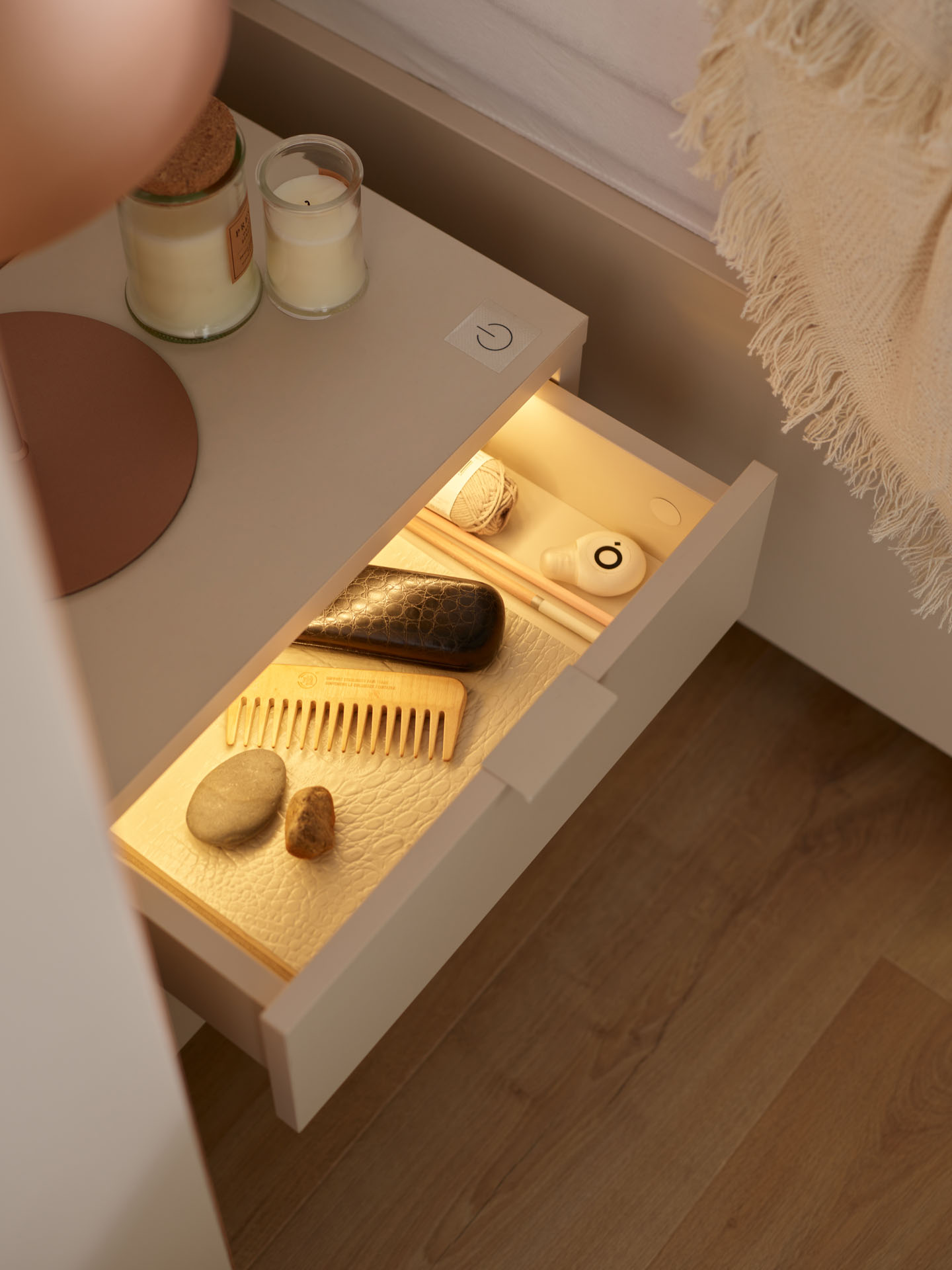 Table De Chevet Avec 1 Tiroir Et 1 Niche Avec LEDs En MDF Coloris Beige