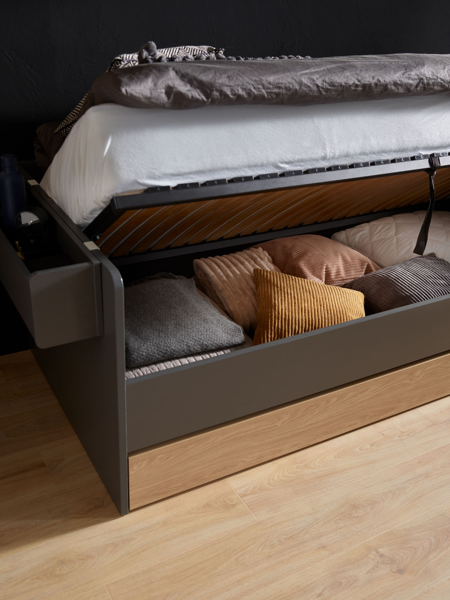 Sofa mit hochklappbarem Lattenrost Muve Anordnung